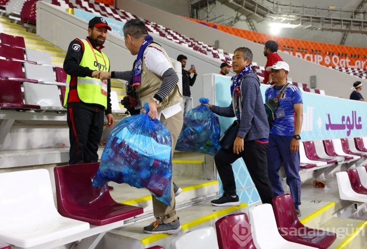 Japon taraftarlar çöp poşetleriyle sembol oldular
