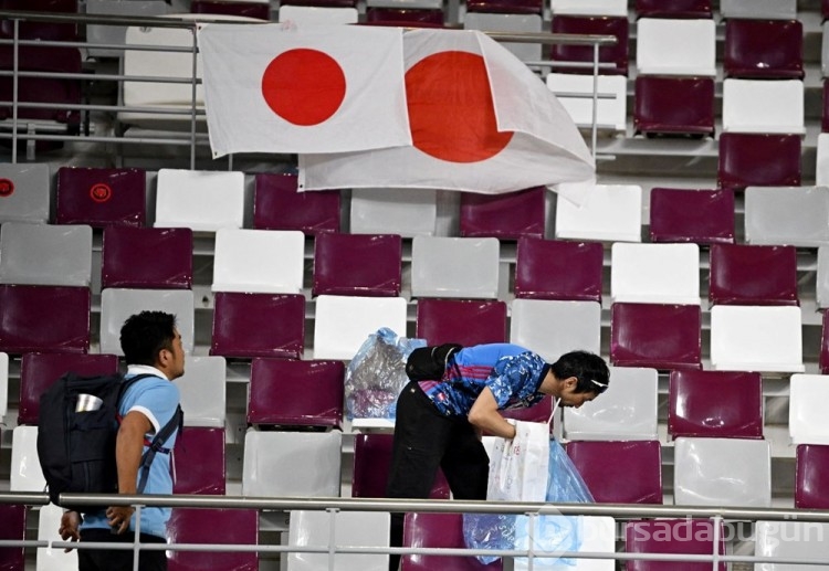 Japon taraftarlar çöp poşetleriyle sembol oldular
