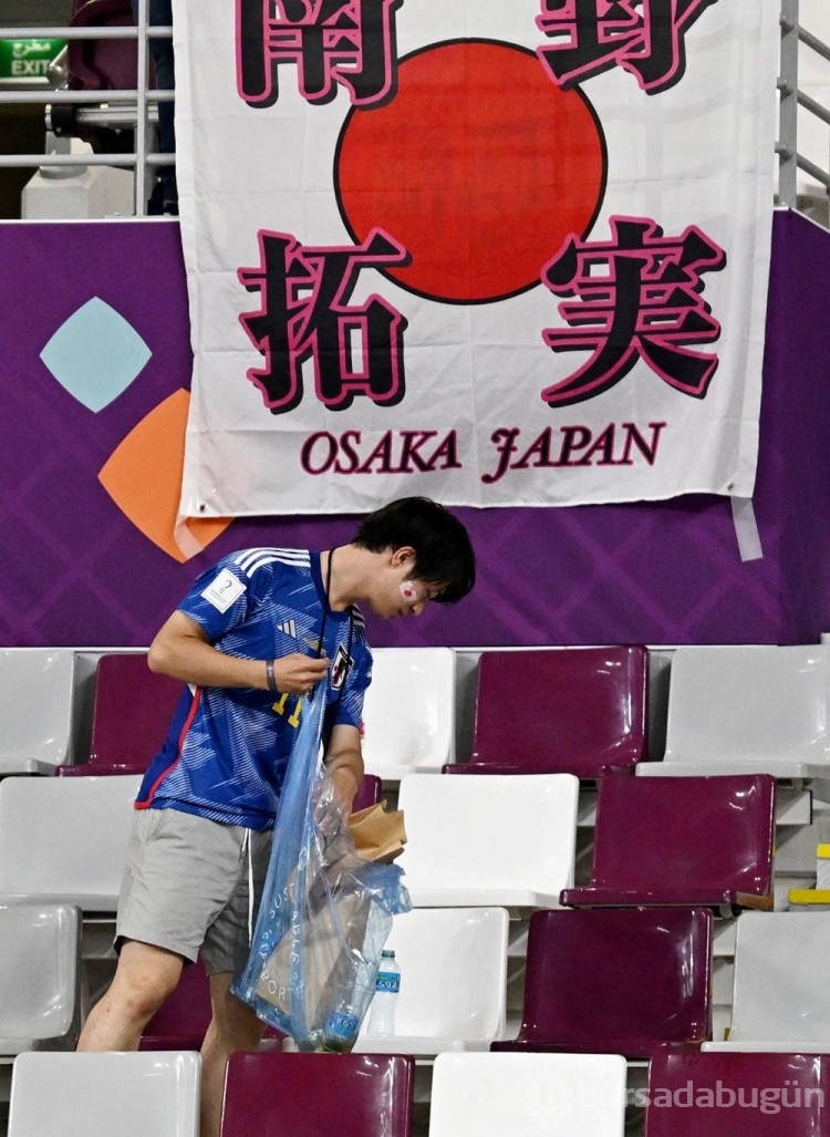 Japon taraftarlar çöp poşetleriyle sembol oldular
