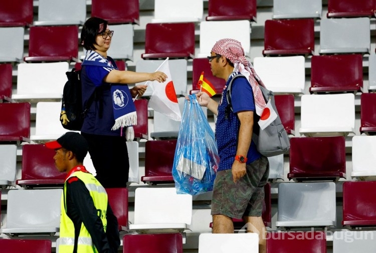 Japon taraftarlar çöp poşetleriyle sembol oldular
