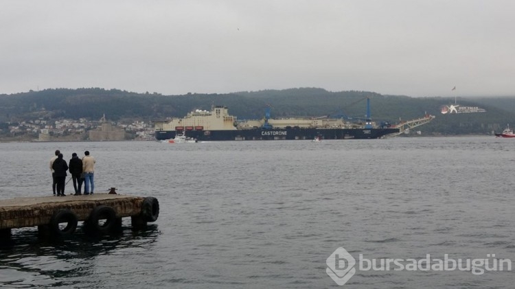 Boru döşeme gemisi Çanakkale Boğazı'ndan geçti