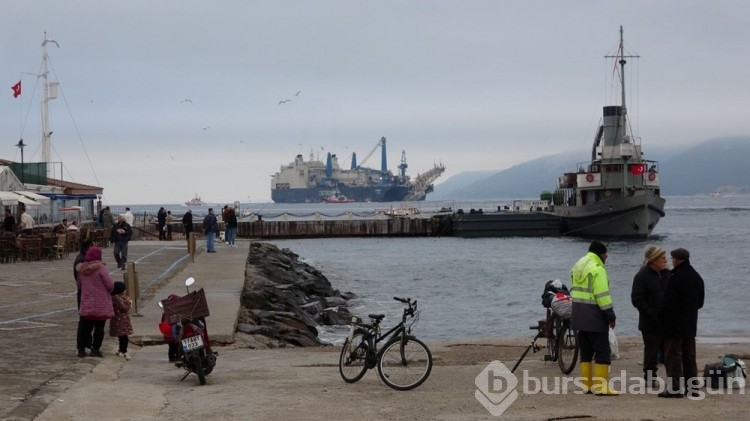 Boru döşeme gemisi Çanakkale Boğazı'ndan geçti