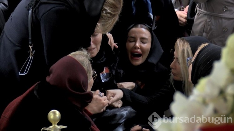 Özge Ulusoy'un babası son yolculuğuna uğurlandı
