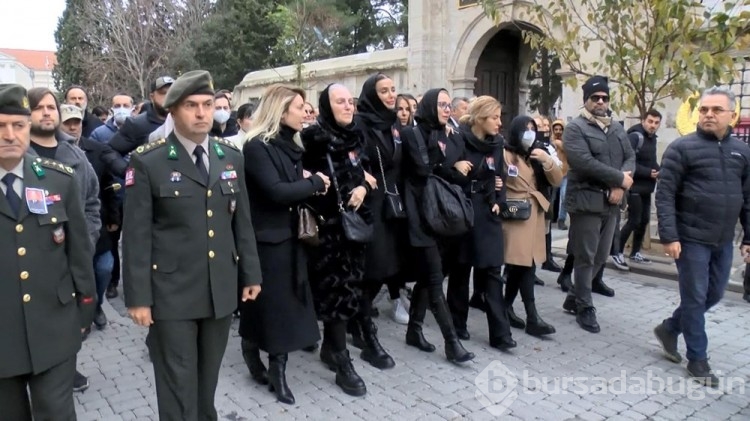 Özge Ulusoy'un babası son yolculuğuna uğurlandı