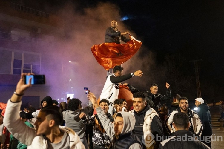 İspanya'yı eleyen Faslılardan Barcelona ve Madrid meydanında kutlama
