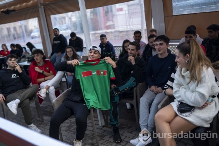 İspanya'yı eleyen Faslılardan Barcelona ve Madrid meydanında kutlama
