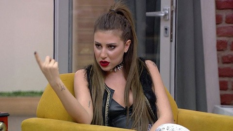 'Kısmetse Olur'un Melis'inin başörtüsüne hakaret cezası