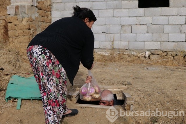 Evinin önünde kazdığı kuyuyu buzdolabı olarak kullanıyor