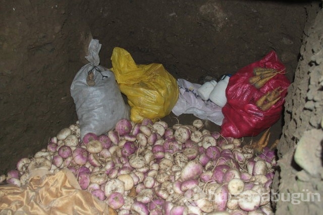 Evinin önünde kazdığı kuyuyu buzdolabı olarak kullanıyor
