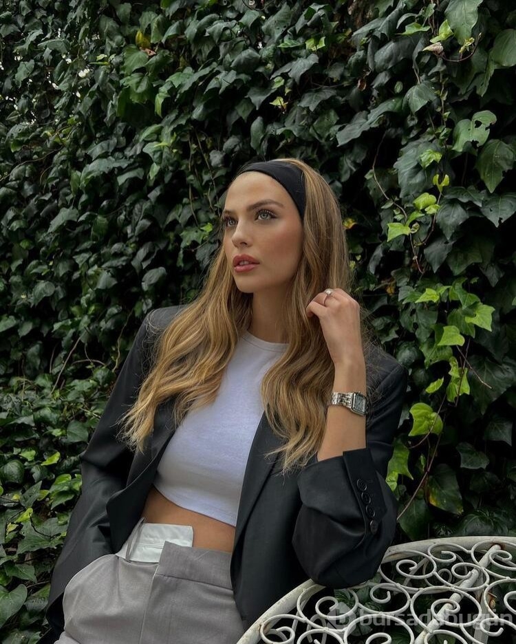 Yasemin Şefkatli tarzıyla beğeni topladı