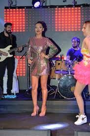 Demet Akalın sahnede ayakkabı değiştirdi!
