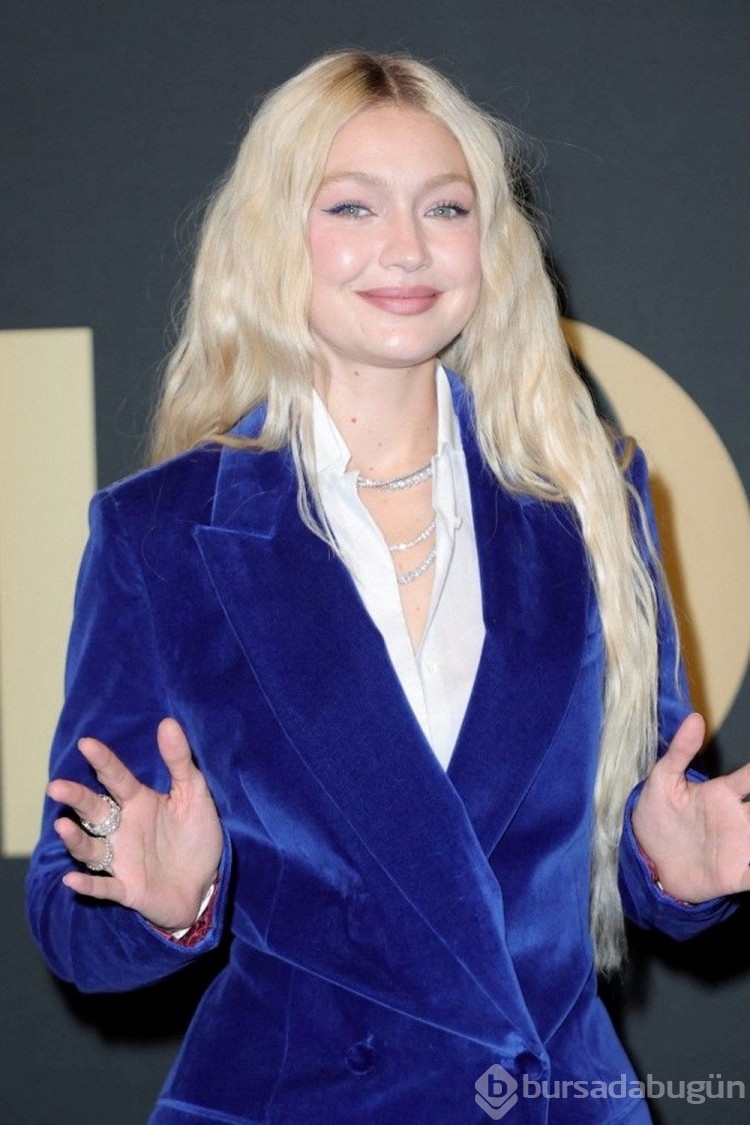 Gigi Hadid yılbaşı kampayası için kamera karşısında