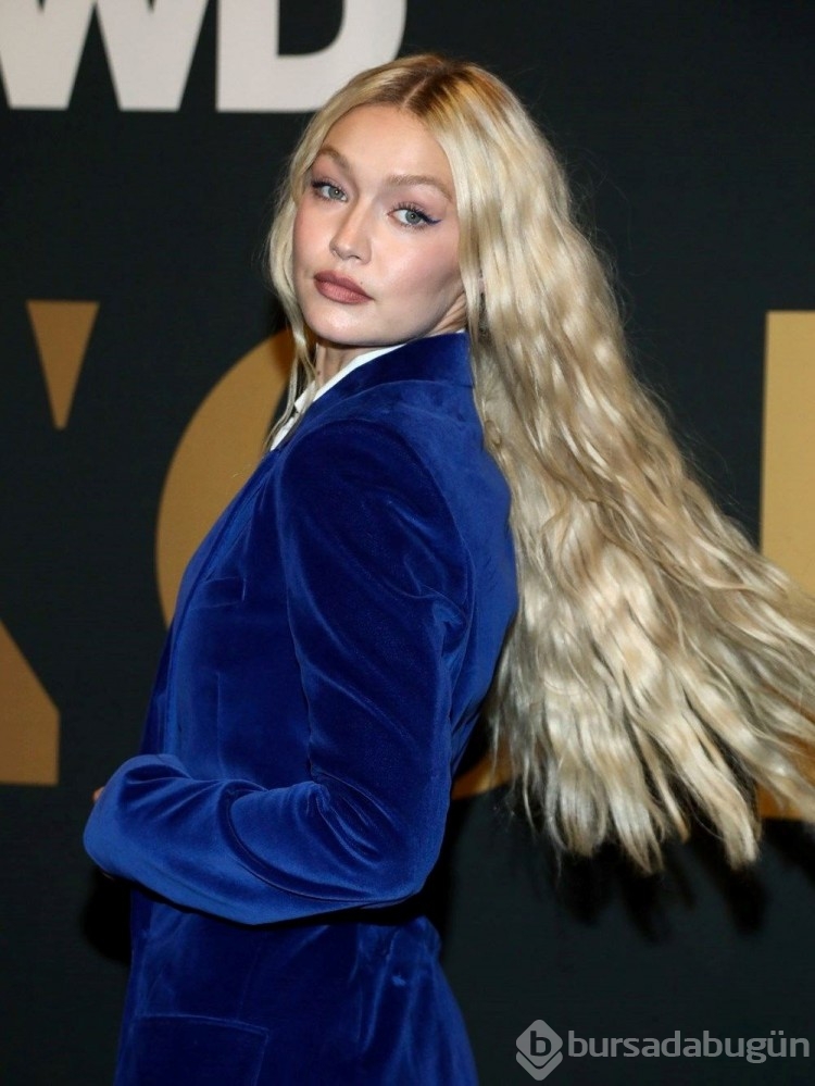 Gigi Hadid yılbaşı kampayası için kamera karşısında