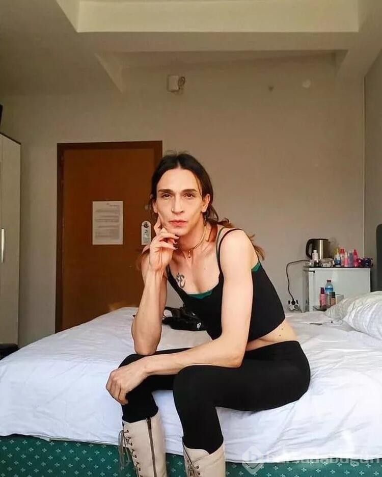 Cinsiyet değiştiren Meli Bendeli iddialı pozlar paylaştı