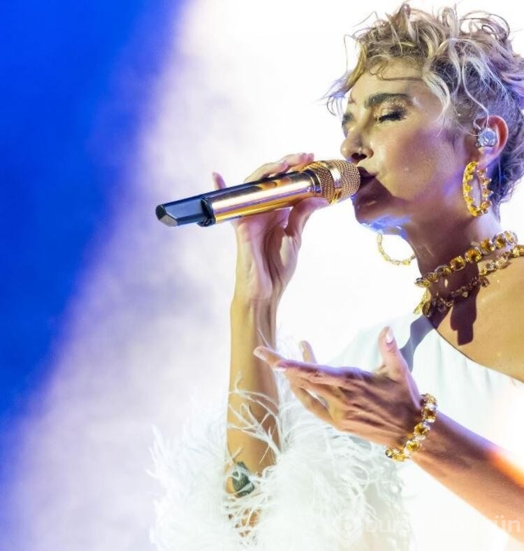 Sıla çıktığı konserde seyircilerle dertleşti