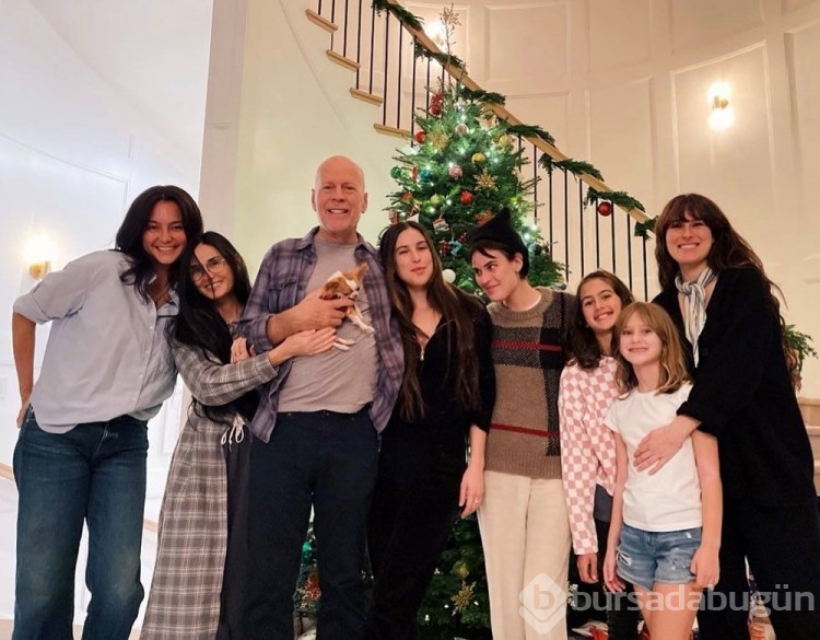 Bruce Willis'ten hem eski hem de şimdiki eşiyle aile fotoğrafı