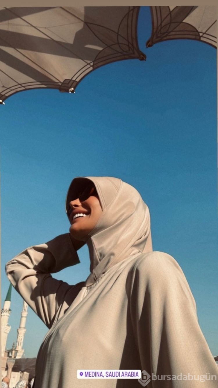 Emina Jahovic Umre'den başörtülü fotoğraf 

