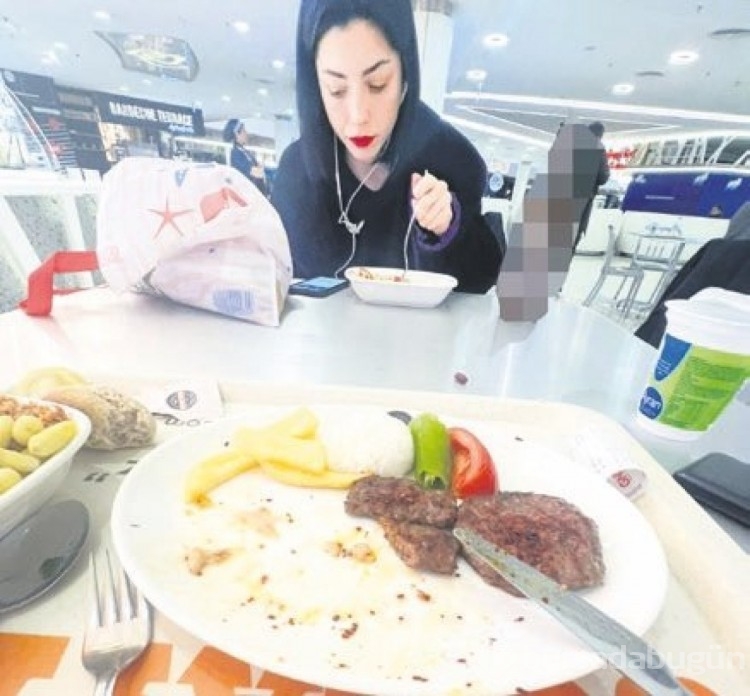 Merve Boluğur,alkol ile AVM gezdi
