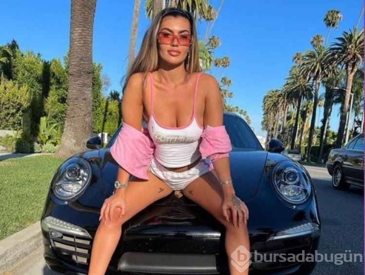 Cansel Çördük verdiği poz ve dekoltesiyle dikkat çekti