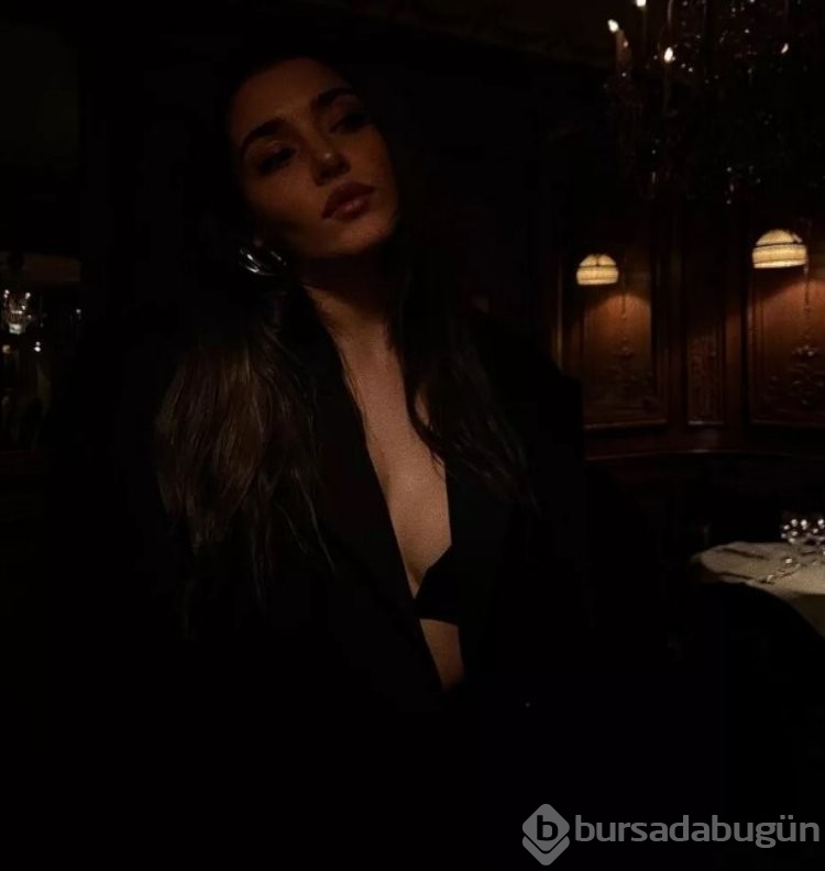 Hande Erçel'in iddialı pozları