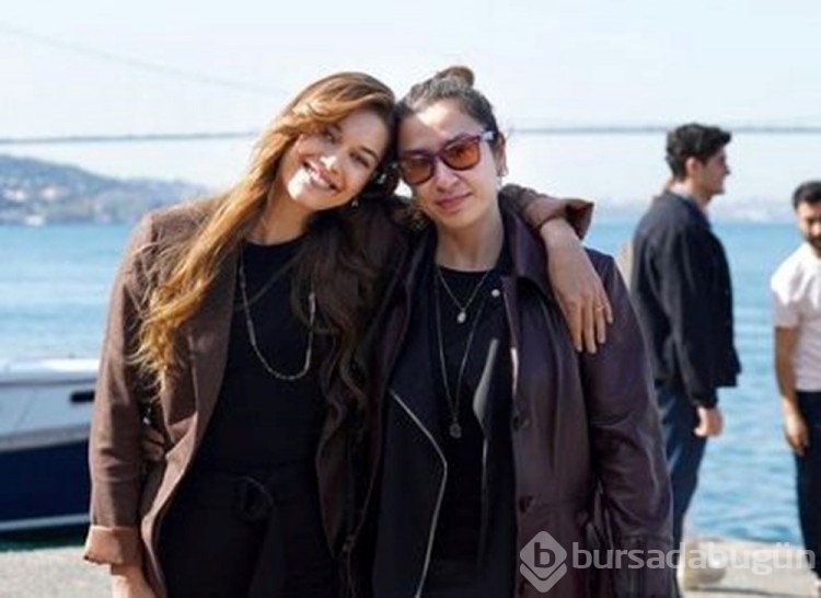  Afra Saraçoğlu'ndan rol arkadaşlarıyla yeni poz