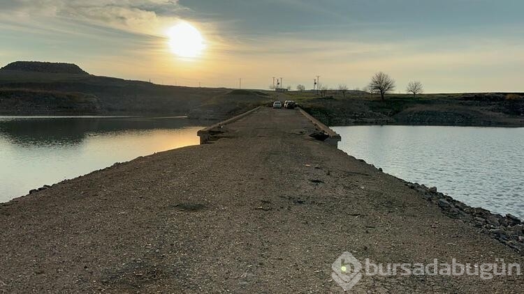 Sular çekilince tekrardan tarihi köprü gün yüzüne çıktı
