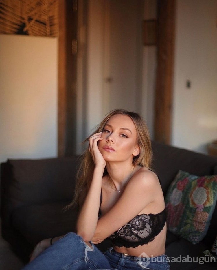 Ester Exposito yatak pozu
