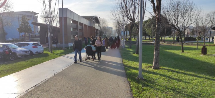 İğne atsan yere düşmez! Bursalılar dışarıya akın etti