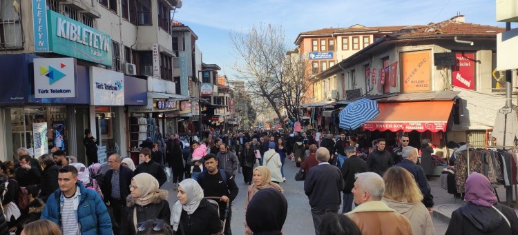 İğne atsan yere düşmez! Bursalılar dışarıya akın etti
