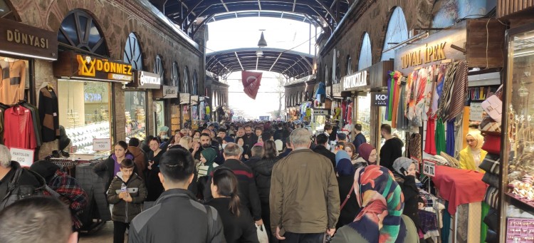 İğne atsan yere düşmez! Bursalılar dışarıya akın etti