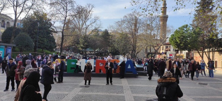 İğne atsan yere düşmez! Bursalılar dışarıya akın etti