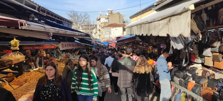 İğne atsan yere düşmez! Bursalılar dışarıya akın etti