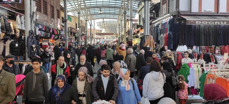 İğne atsan yere düşmez! Bursalılar dışarıya akın etti