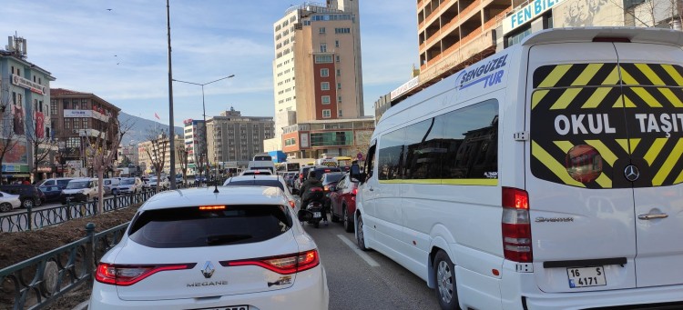 İğne atsan yere düşmez! Bursalılar dışarıya akın etti