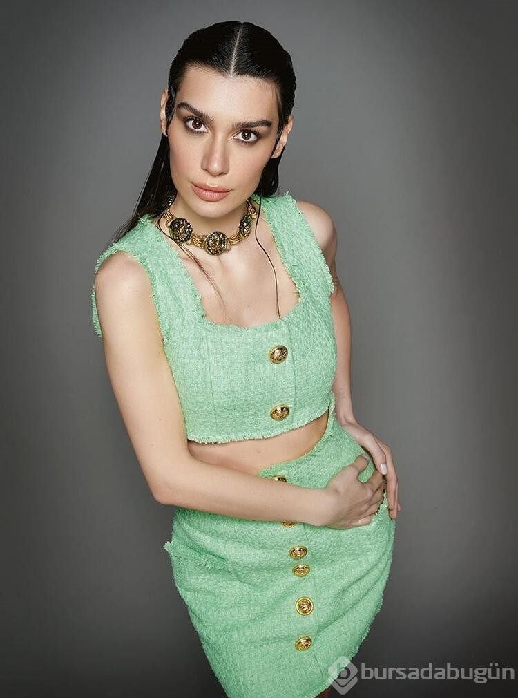 Burcu Kıratlı, dekolteli elbisesiyle geceye damga vurdu
