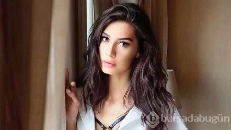 Burcu Kıratlı, dekolteli elbisesiyle geceye damga vurdu
