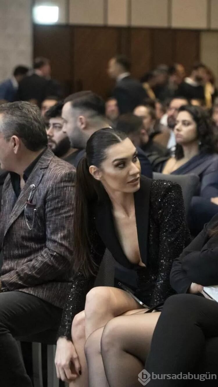 Burcu Kıratlı, dekolteli elbisesiyle geceye damga vurdu
