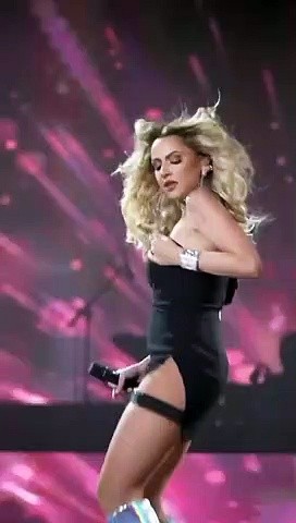 Hadise'nin sahne dansı dikkat çekti