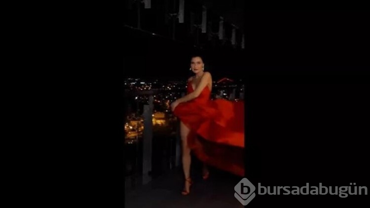 Şevval Sam derin yırtmaçlı kırmızı elbisesiyle göz kamaştırdı