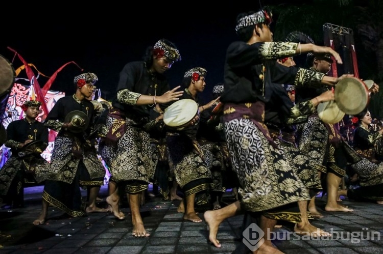 Bali'de Denpasar Festivali düzenlendi