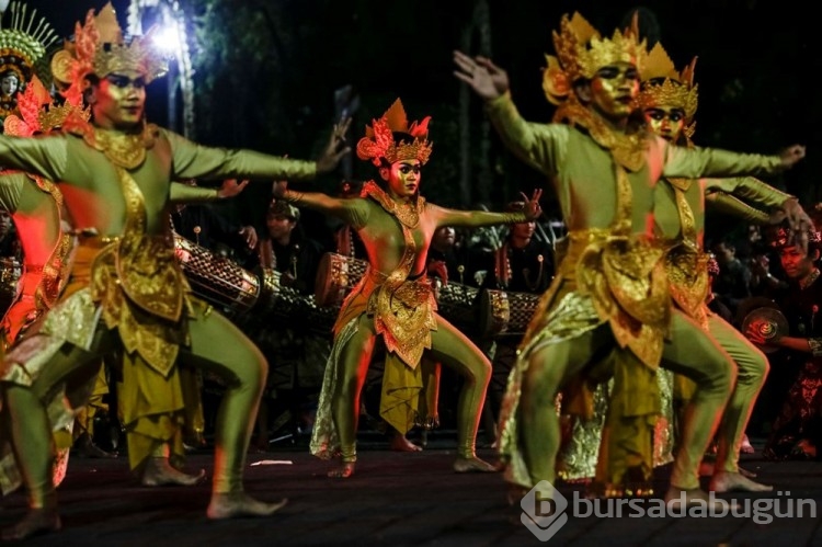 Bali'de Denpasar Festivali düzenlendi