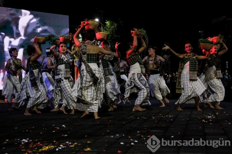Bali'de Denpasar Festivali düzenlendi