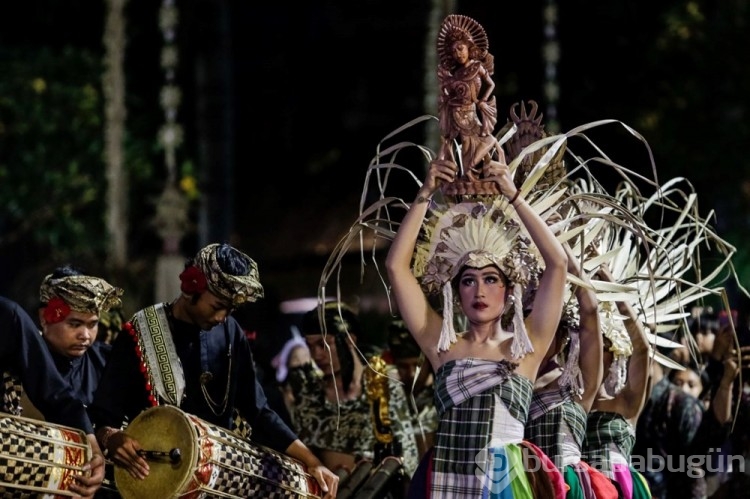 Bali'de Denpasar Festivali düzenlendi