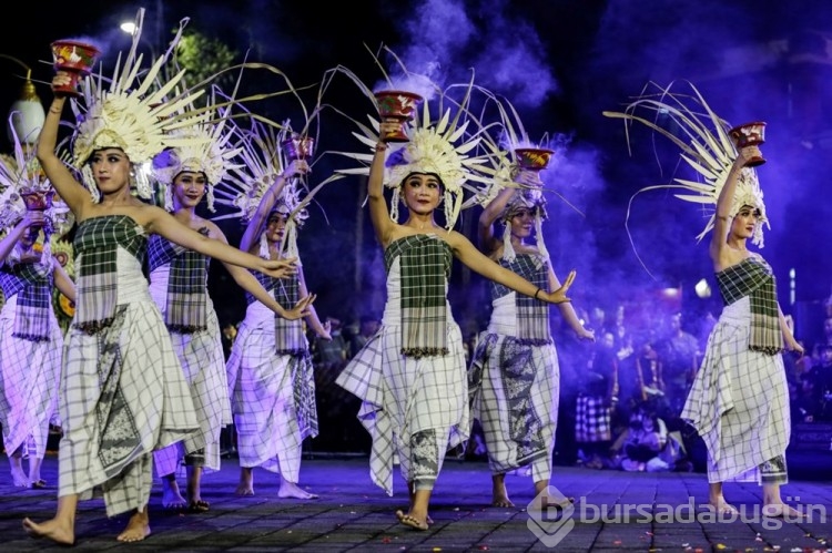 Bali'de Denpasar Festivali düzenlendi