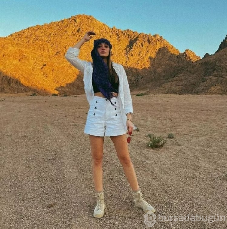 Gizem Karaca'nın dekolteli pozu beğenildi!