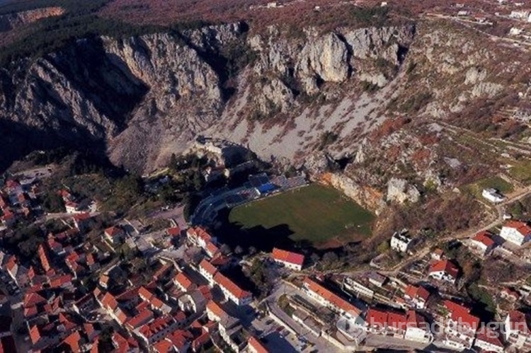 Dünyanın en garip futbol sahaları
