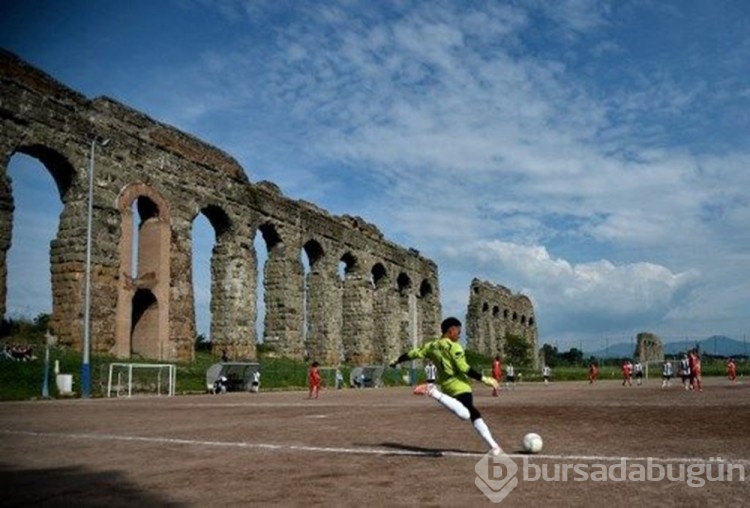 Dünyanın en garip futbol sahaları
