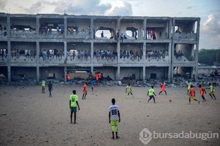 Dünyanın en garip futbol sahaları
