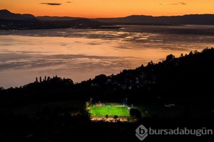 Dünyanın en garip futbol sahaları
