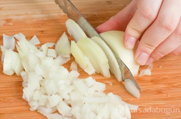 Soğan doğrarken gözleriniz yanmaması için en pratik yöntemler